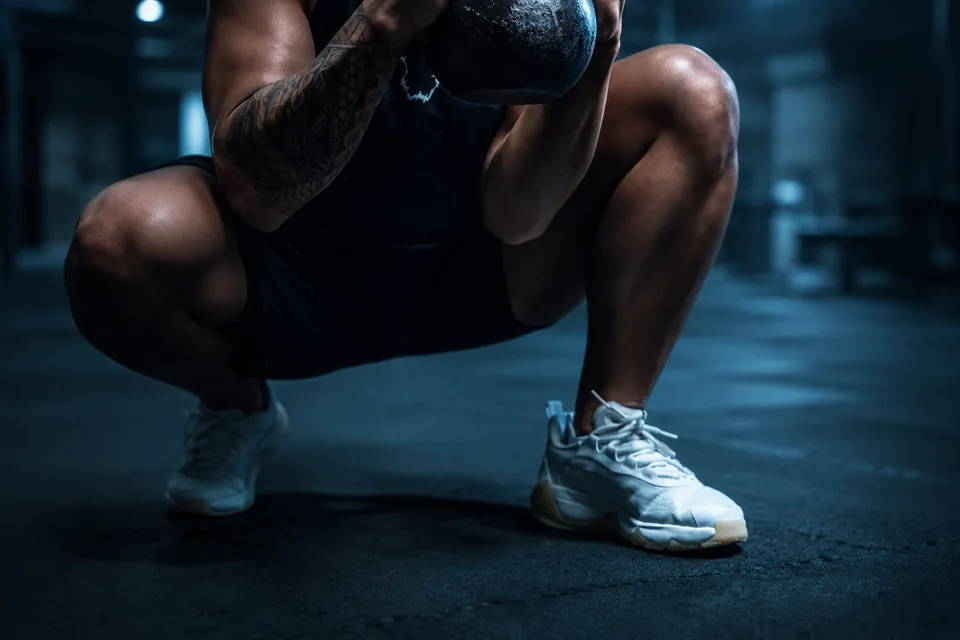 Entrenamiento de fuerza con iluminación azul característica de la marca